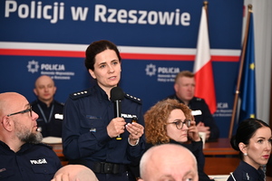 umundurowani policjanci zgromadzeni na auli podczas szkolenia