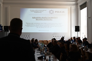 umundurowani policjanci zgromadzeni na auli podczas szkolenia