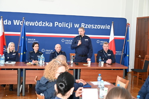 umundurowani policjanci zgromadzeni na auli podczas szkolenia