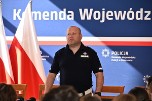 Funkcjonariusze ze studentami Uniwersytetu Rzeszowskiego na uli KWP w Rzeszowie.