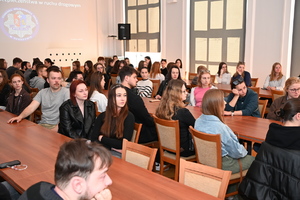 Funkcjonariusze ze studentami Uniwersytetu Rzeszowskiego na uli KWP w Rzeszowie.