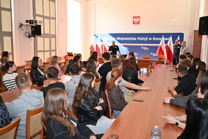 Funkcjonariusze ze studentami Uniwersytetu Rzeszowskiego na uli KWP w Rzeszowie.