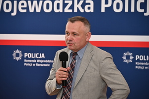 Funkcjonariusze ze studentami Uniwersytetu Rzeszowskiego na uli KWP w Rzeszowie.