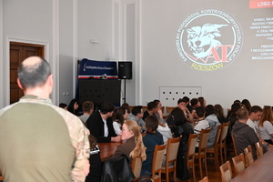 Funkcjonariusze ze studentami Uniwersytetu Rzeszowskiego na uli KWP w Rzeszowie.