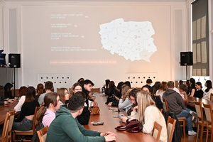 Funkcjonariusze ze studentami Uniwersytetu Rzeszowskiego na uli KWP w Rzeszowie.