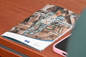 Funkcjonariusze ze studentami Uniwersytetu Rzeszowskiego na uli KWP w Rzeszowie.