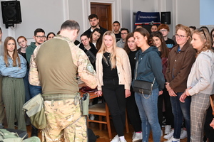 Funkcjonariusze ze studentami Uniwersytetu Rzeszowskiego na uli KWP w Rzeszowie.