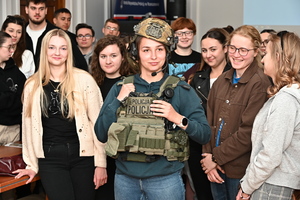 Funkcjonariusze ze studentami Uniwersytetu Rzeszowskiego na uli KWP w Rzeszowie.