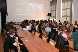 Funkcjonariusze ze studentami Uniwersytetu Rzeszowskiego na uli KWP w Rzeszowie.