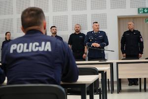 umundurowani policjanci biorący udział w uroczystym zakończeniu szkolenia aspiranckiego na terenie Oddziału Prewencji Policji w Rzeszowie