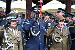 Policjanci i funkcjonariusze innych służb podczas obchodów