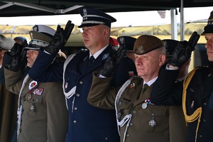 Policjanci i funkcjonariusze innych służb podczas obchodów