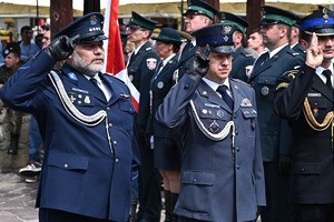 Policjanci i funkcjonariusze innych służb podczas obchodów