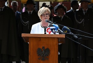 Policjanci i inni funkcjonariusze podczas obchodów