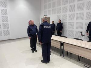 umundurowani policjanci biorący udział w szkoleniu podoficerskim na terenie OPP Rzeszów