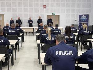 umundurowani policjanci biorący udział w szkoleniu podoficerskim na terenie OPP Rzeszów