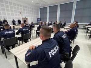 umundurowani policjanci biorący udział w szkoleniu podoficerskim na terenie OPP Rzeszów