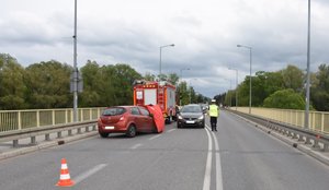 Policjant wykonujący czynności na miejscu zdarzenia drogowego.