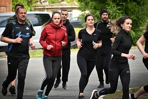 Policjanci i pracownicy cywilni Policji podczas inauguracji akcji charytatywnej &quot;Wiosna na sportowo&quot; w Rzeszowie. Uczestniczy podczas ćwiczeń i biegu