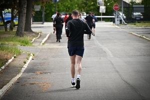 Policjanci i pracownicy cywilni Policji podczas inauguracji akcji charytatywnej &quot;Wiosna na sportowo&quot; w Rzeszowie. Uczestniczy podczas ćwiczeń i biegu