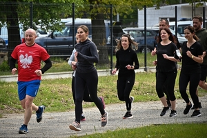 Policjanci i pracownicy cywilni Policji podczas inauguracji akcji charytatywnej &quot;Wiosna na sportowo&quot; w Rzeszowie. Uczestniczy podczas ćwiczeń i biegu