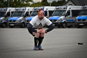 Policjanci i pracownicy cywilni Policji podczas inauguracji akcji charytatywnej &quot;Wiosna na sportowo&quot; w Rzeszowie. Uczestniczy podczas ćwiczeń i biegu