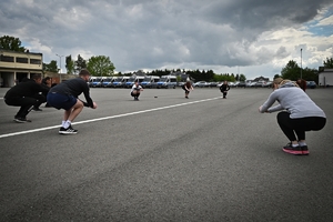 Policjanci i pracownicy cywilni Policji podczas inauguracji akcji charytatywnej &quot;Wiosna na sportowo&quot; w Rzeszowie. Uczestniczy podczas ćwiczeń i biegu