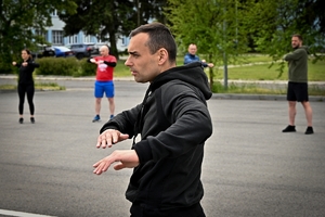 Policjanci i pracownicy cywilni Policji podczas inauguracji akcji charytatywnej &quot;Wiosna na sportowo&quot; w Rzeszowie. Uczestniczy podczas ćwiczeń i biegu