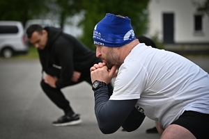Policjanci i pracownicy cywilni Policji podczas inauguracji akcji charytatywnej &quot;Wiosna na sportowo&quot; w Rzeszowie. Uczestniczy podczas ćwiczeń i biegu