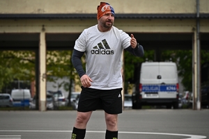 Policjanci i pracownicy cywilni Policji podczas inauguracji akcji charytatywnej &quot;Wiosna na sportowo&quot; w Rzeszowie. Uczestniczy podczas ćwiczeń i biegu