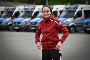 Policjanci i pracownicy cywilni Policji podczas inauguracji akcji charytatywnej &quot;Wiosna na sportowo&quot; w Rzeszowie. Uczestniczy podczas ćwiczeń i biegu