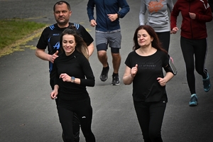 Policjanci i pracownicy cywilni Policji podczas inauguracji akcji charytatywnej &quot;Wiosna na sportowo&quot; w Rzeszowie. Uczestniczy podczas ćwiczeń i biegu