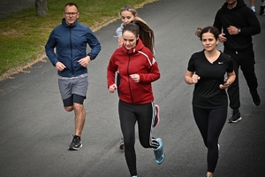 Policjanci i pracownicy cywilni Policji podczas inauguracji akcji charytatywnej &quot;Wiosna na sportowo&quot; w Rzeszowie. Uczestniczy podczas ćwiczeń i biegu