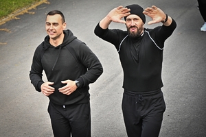 Policjanci i pracownicy cywilni Policji podczas inauguracji akcji charytatywnej &quot;Wiosna na sportowo&quot; w Rzeszowie. Uczestniczy podczas ćwiczeń i biegu