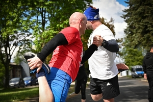 Policjanci i pracownicy cywilni Policji podczas inauguracji akcji charytatywnej &quot;Wiosna na sportowo&quot; w Rzeszowie. Uczestniczy podczas ćwiczeń i biegu