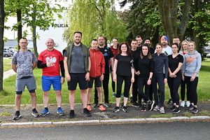 Policjanci i pracownicy cywilni Policji podczas inauguracji akcji charytatywnej &amp;quot;Wiosna na sportowo&amp;quot; w Rzeszowie.