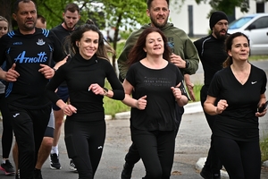 Policjanci i pracownicy cywilni Policji podczas inauguracji akcji charytatywnej &quot;Wiosna na sportowo&quot; w Rzeszowie. Uczestniczy podczas ćwiczeń i biegu