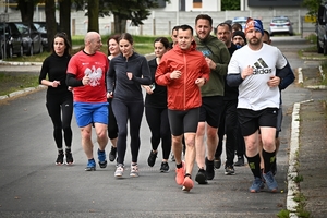 Policjanci i pracownicy cywilni Policji podczas inauguracji akcji charytatywnej &quot;Wiosna na sportowo&quot; w Rzeszowie. Uczestniczy podczas ćwiczeń i biegu