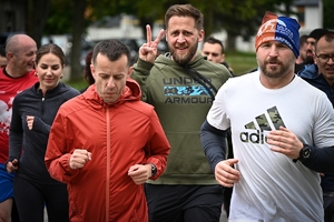 Policjanci i pracownicy cywilni Policji podczas inauguracji akcji charytatywnej &quot;Wiosna na sportowo&quot; w Rzeszowie. Uczestniczy podczas ćwiczeń i biegu