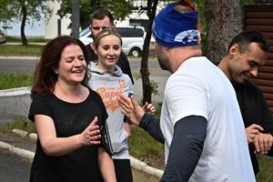 Policjanci i pracownicy cywilni Policji podczas inauguracji akcji charytatywnej &quot;Wiosna na sportowo&quot; w Rzeszowie. Uczestniczy podczas ćwiczeń i biegu