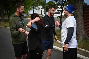 Policjanci i pracownicy cywilni Policji podczas inauguracji akcji charytatywnej &quot;Wiosna na sportowo&quot; w Rzeszowie. Uczestniczy podczas ćwiczeń i biegu