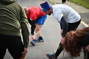 Policjanci i pracownicy cywilni Policji podczas inauguracji akcji charytatywnej &quot;Wiosna na sportowo&quot; w Rzeszowie. Uczestniczy podczas ćwiczeń i biegu