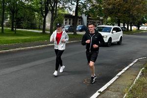 Policjanci i pracownicy cywilni Policji podczas inauguracji akcji charytatywnej &#039;Wiosna na sportowo&#039; w Rzeszowie. Uczestniczy podczas ćwiczeń i biegu
