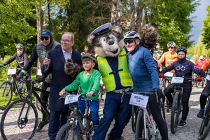Policyjna maskotka - miś wraz z uczestnikami wyścigu