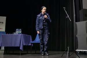 „Forum Seniora Podkarpacia” - aktywność, wiedza i wymiana doświadczeń na konferencji pn.” Budzimy się wiosną” - na zdjęciach uczestnicy i funkcjonariuszka Wydziału Prewencji KWP Rzeszów