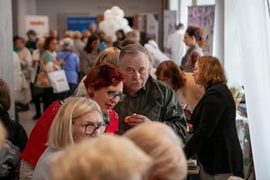„Forum Seniora Podkarpacia” - aktywność, wiedza i wymiana doświadczeń na konferencji pn.” Budzimy się wiosną” - na zdjęciach uczestnicy i funkcjonariuszka Wydziału Prewencji KWP Rzeszów