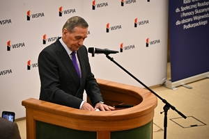 Policjanci i uczestnicy konferencji