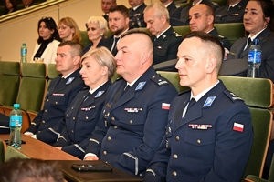 Policjanci i uczestnicy konferencji