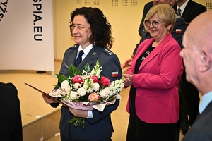 Policjanci i uczestnicy konferencji