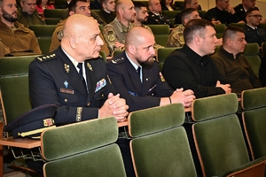 Policjanci i uczestnicy konferencji